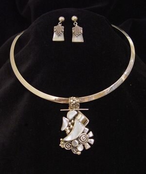 Victor-Yurivilca-Pendant-and-Earrings-mother-of-pearl