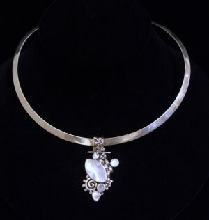 Victor-Yurivilca-VY36-Pendant-and-Earrings-mother-of-pearl